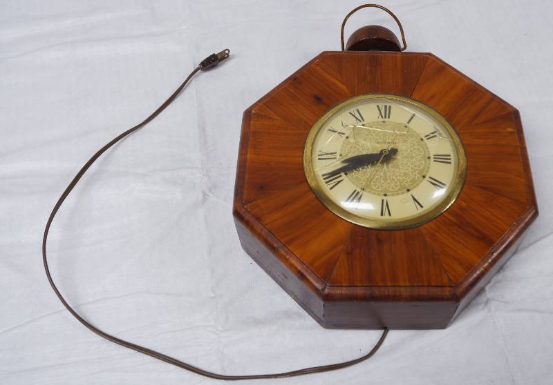 lot 9154 image: Old Wooden Clock - Roman Numerals - Very neat - glass is broken