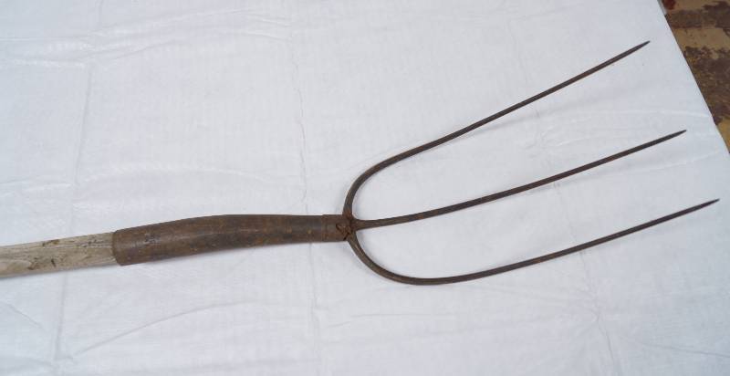 lot 9155 image: Vintage Farm Tool - 3 pronged Pitch Fork - collectible