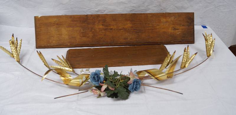 lot 9158 image: Lot of home dcor - metalfloral piece and two wooden shelves - one is invisible hang - see pics