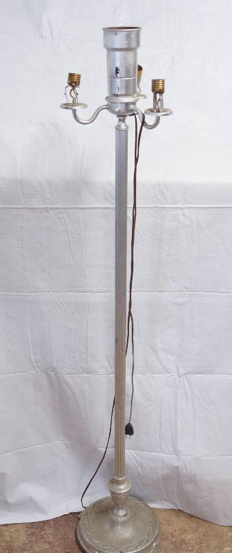 lot 9161 image: Vintage Lamp - Cool design - needs some TLC