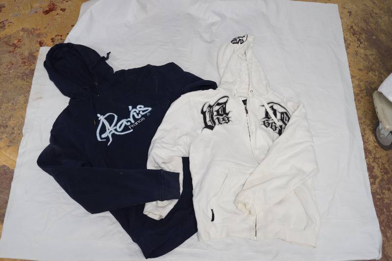 lot 9024 image: Lot of 2 Warm Sweat Shirts - VANS (white -size L) and PARIS France (navy blue-size XXL)