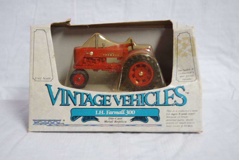 lot 9031 image: ERTL - Die Cast Metal Replica - Vintage Vehicles -I.H. Farmall 300 - 143 scale #2513