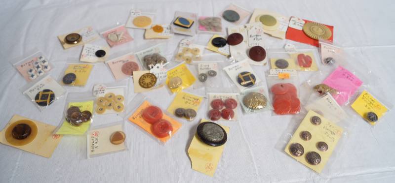 lot 9045 image: Lot of Vintage Fashion Buttons