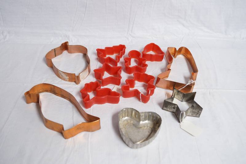 lot 9053 image: Lot of Cookie Cutters - Large Copper Cutters, smaller plastic, aluminum and other - see pics