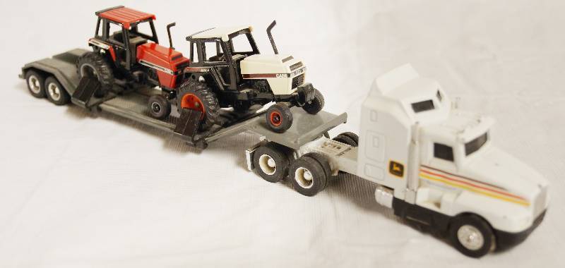 lot 4210 image: ERTL Die Cast Replica KENWORTH T600A Semi-Truck - 2189G JOHN DEERE - w 2 CASE Tractors on the Trailer 0267D & 0277D