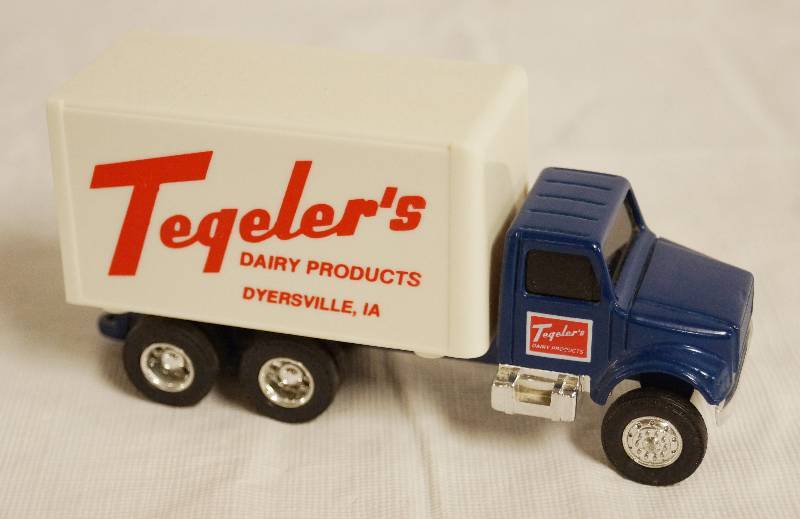 lot 4211 image: ERTL - Die Cast Replica 1370V - Tegelers Dairy Products Dyersville, IA Delivery Truck