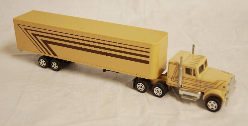 lot 4212 image: ERTL - Die Cast Replica Brown International Semi Truck w trailer 2964U 1357-7513
