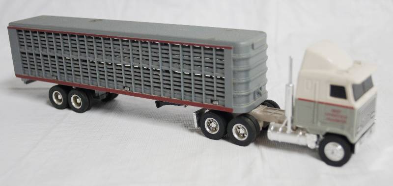 lot 4218 image: ERTL - Die Cast Replica 164 MACK Ultra-Liner wSleeper 2717G - Cattle Trailer