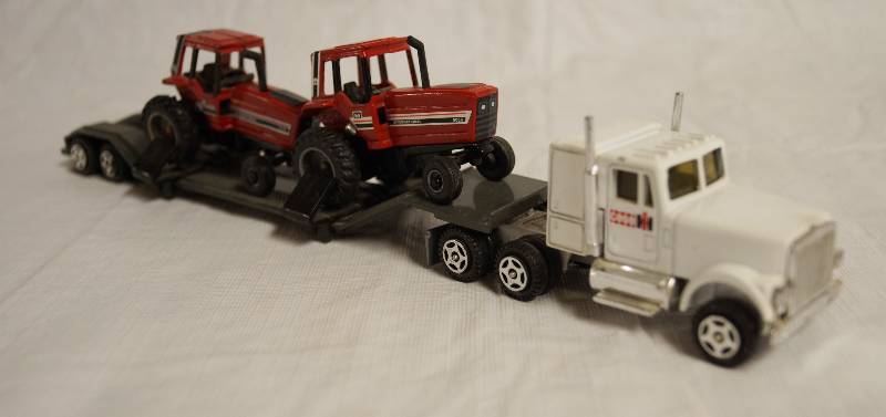 lot 4220 image: ERTL - Die Cast Replica Transport Semi Truck w Trailer & Tractors -Case Intl 0607G