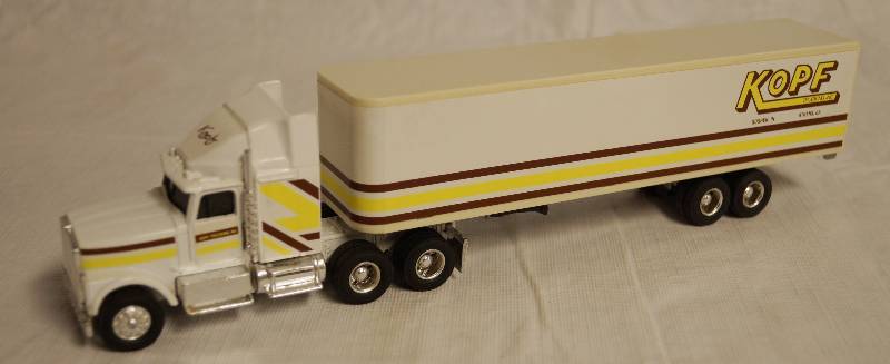 lot 4222 image: ERTL - Die Cast Replica International NAVISTAR Semi Truck w Trailer KOPF 0089G 1357-7513