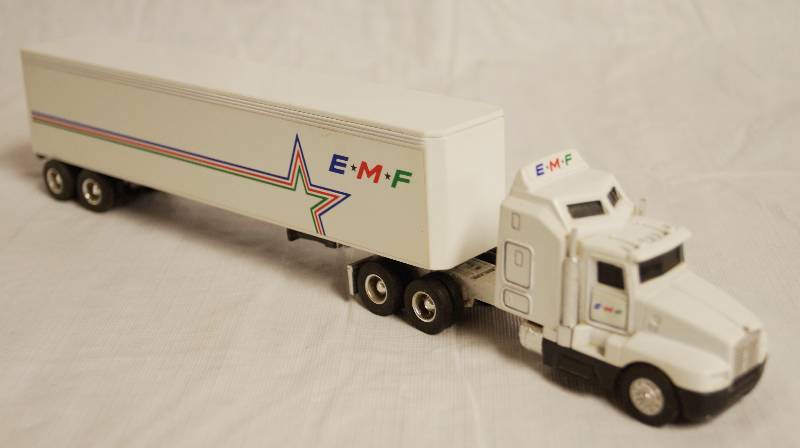 lot 4223 image: ERTL - Die Cast Replica Kenworth T600A Semi Truck EMF w Trailer 0179G