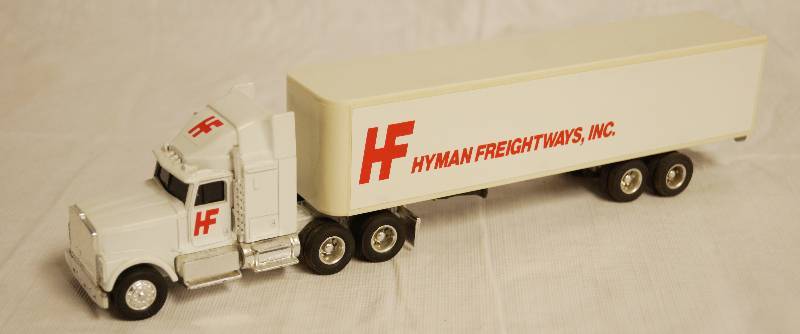 lot 4225 image: ERTL - Die Cast Replica International NAVISTAR Semi Truck w Trailer 0958G 1357-7513