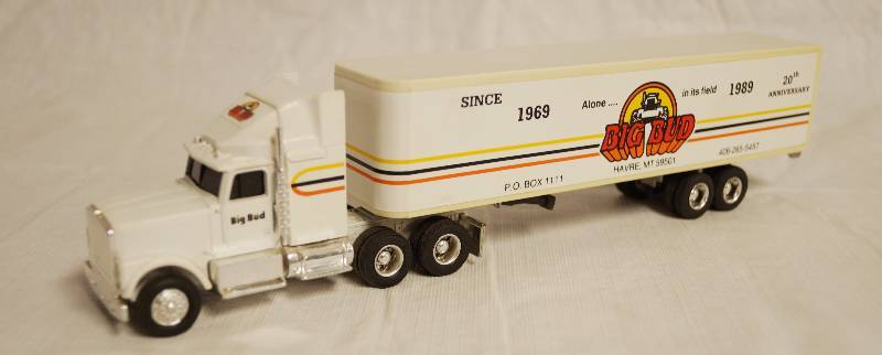 lot 4227 image: ERTL - Die Cast Replica International NAVISTAR Semi Truck w Trailer - Big Bud 1359G