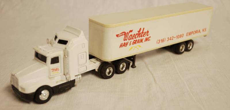 lot 4228 image: ERTL - Die Cast Replica Kenworth T600A Semi Truck Waechter w Trailer 0459G