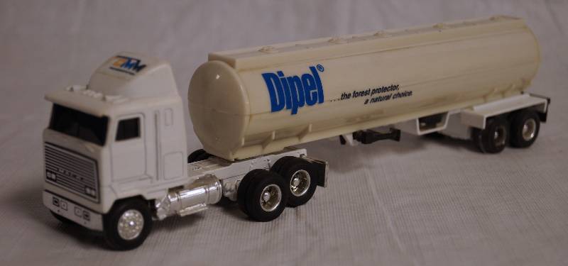 lot 4232 image: ERTL - Die Cast Replica 164 MACK Ultra-Liner wSleeper w Trailer 2298G - Dipel