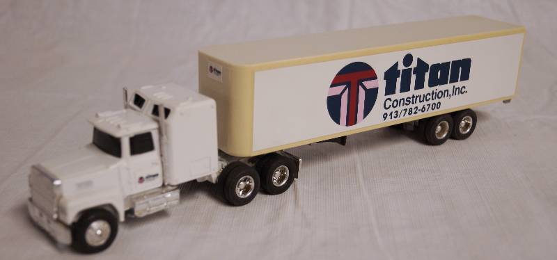 lot 4237 image: ERTL - Die Cast Replica - 164 FORD LTL-9000 wSleeper Semi Truck w Tanker Trailer 2298G