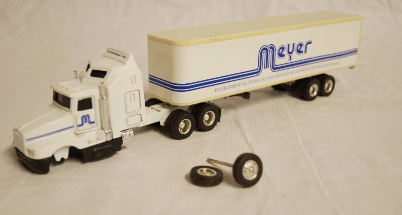 lot 4238 image: ERTL - Die Cast Replica Kenworth T600A Semi Truck Meyer w Trailer 0459G