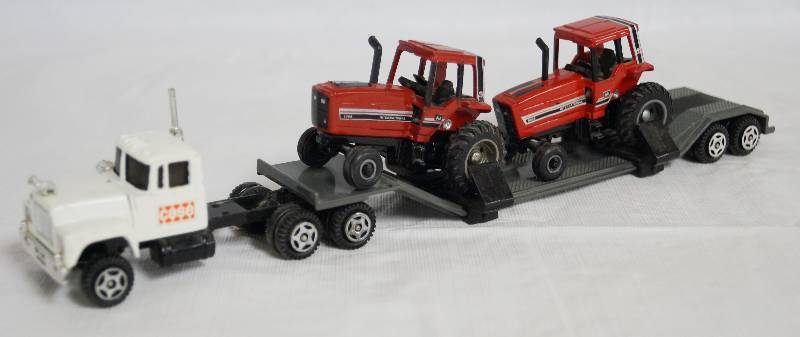 lot 4239 image: ERTL - Die Cast Replica Transport Semi Truck w Trailer & Tractors -Case Intl 0747G
