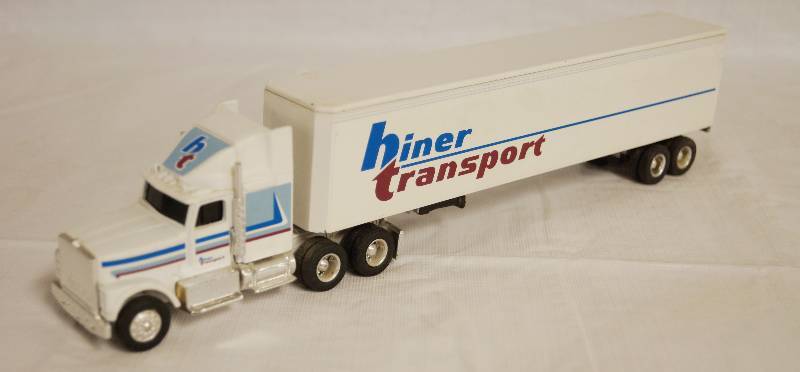 lot 4241 image: ERTL - Die Cast Replica International NAVISTAR Semi Truck w Trailer Hiner Transport 0459G