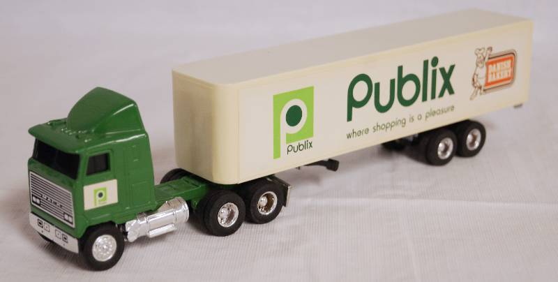lot 4242 image: ERTL - Die Cast Replica 164 MACK Ultra-Liner wSleeper w Trailer 2609G - Pulbix