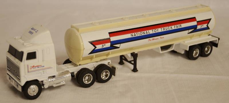 lot 4243 image: ERTL - Die Cast Replica 164 MACK Ultra-Liner wSleeper w Trailer 3418G - National Toy