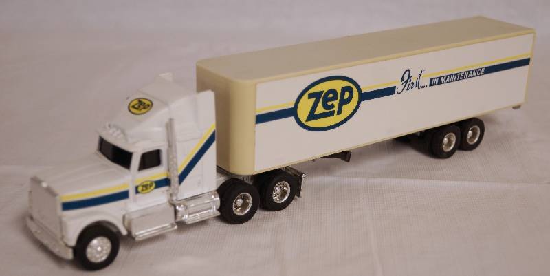 lot 4247 image: ERTL - Die Cast Replica International NAVISTAR Semi Truck w Trailer ZEP 2928G