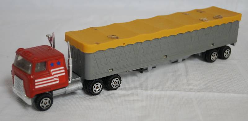 lot 4248 image: ERTL - Die Cast Replica International Semi Truck w Trailer ZEP 0685U, 2874U