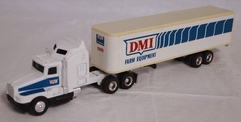 lot 4249 image: ERTL - Die Cast Replica Kenworth T600A Semi Truck DMI Farm w Trailer 0959G