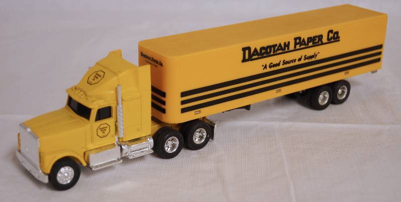 lot 4250 image: ERTL - Die Cast Replica International NAVISTAR Semi Truck w Trailer 3068G