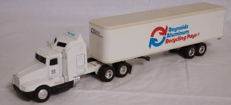 lot 4252 image: ERTL - Die Cast Replica Kenworth T600A Semi Truck Reynolds w Trailer 2928G