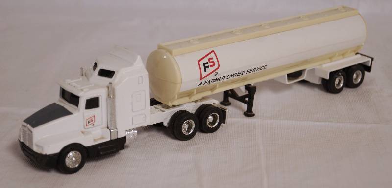 lot 4255 image: ERTL - Die Cast Replica Kenworth T600A Semi Truck FS Farmer Serv. w Trailer 2189G