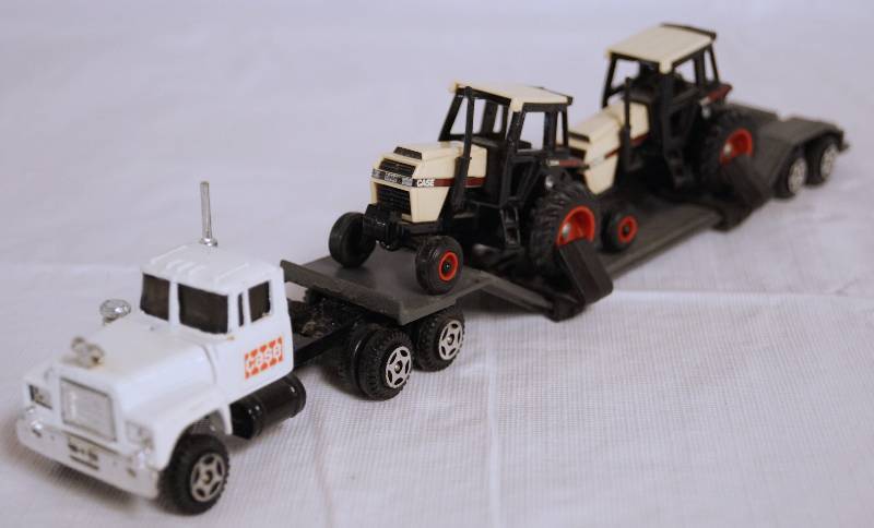 lot 4256 image: ERTL - Die Cast Replica Transport Semi Truck w Trailer & Tractors - CASE Intl 0547G