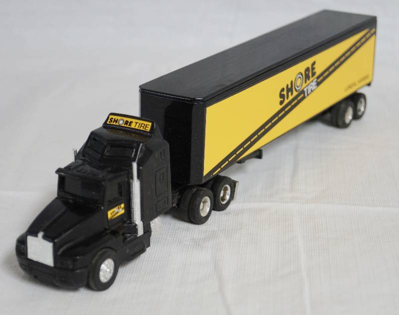 lot 4261 image: ERTL - Die Cast Replica Kenworth T600A Semi Truck Shore Tire w Trailer 0840G