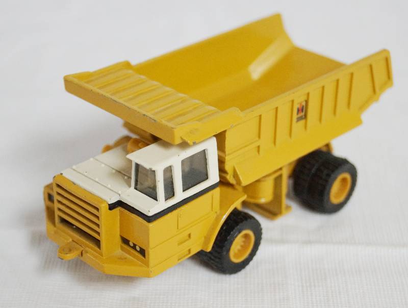 lot 4264 image: ERTL - Die Cast Replica CASE International Tractor 2051, 110-0002