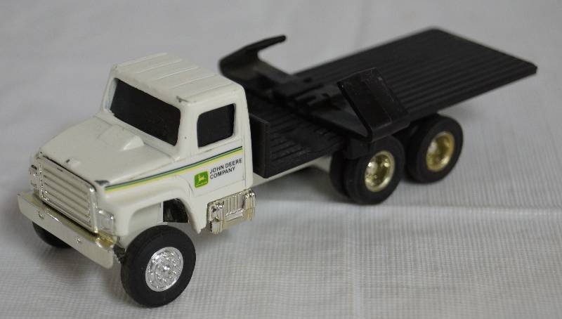 lot 4266 image: ERTL - Die Cast Replica Transport Truck - John Deere Company w clips 0168