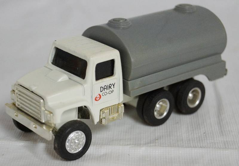 lot 4267 image: ERTL - Die Cast Replica DAIRY CO-OP Truck 3137