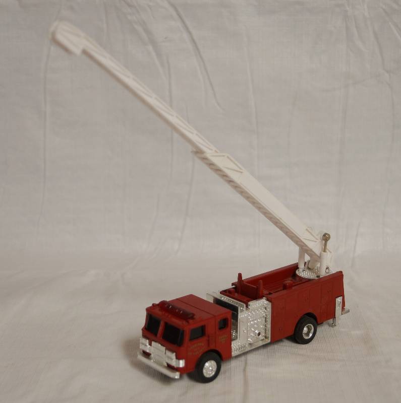 lot 4269 image: ERTL - Die Cast Replica Fire Truck w Pierce Lance 85 Aerial Ladder 1680U