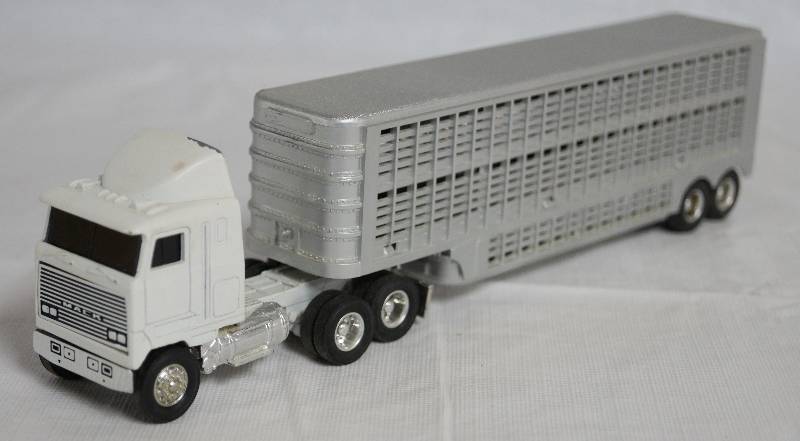 lot 4272 image: ERTL - Die Cast Replica 164 MACK Ultra-Liner wSleeper 0958G - Cattle Trailer