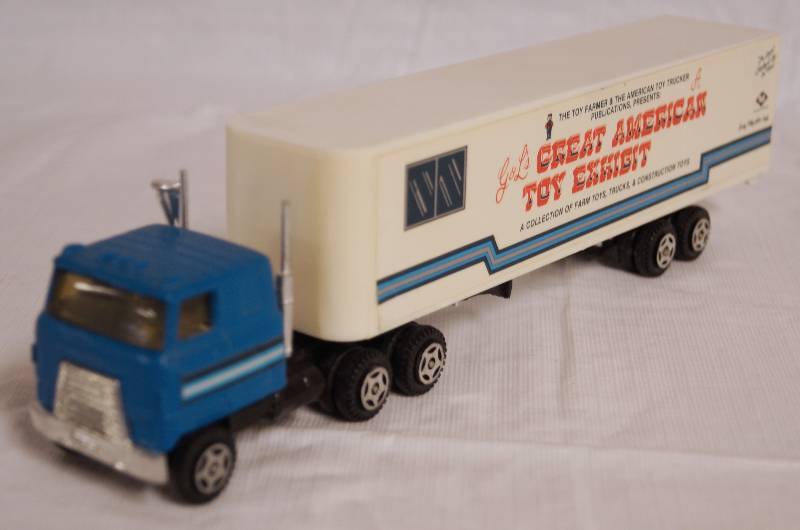 lot 4275 image: ERTL - Die Cast Replica Semi Truck w Trailer Great American Toy Exhibit 3016G