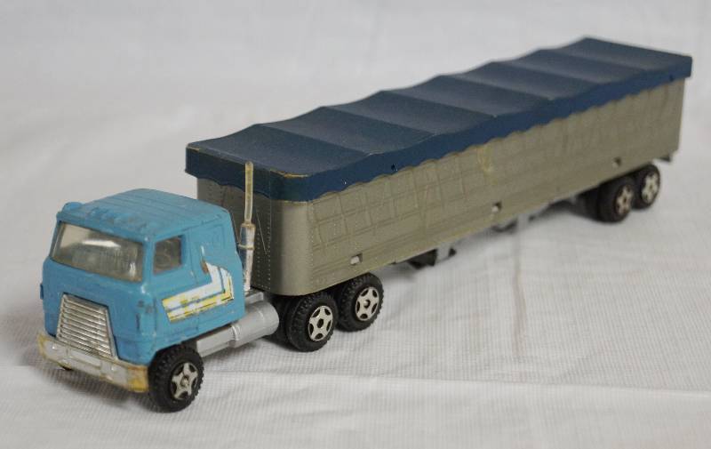 lot 4280 image: ERTL - Die Cast Replica International Semi Truck w Trailer & Removable Top