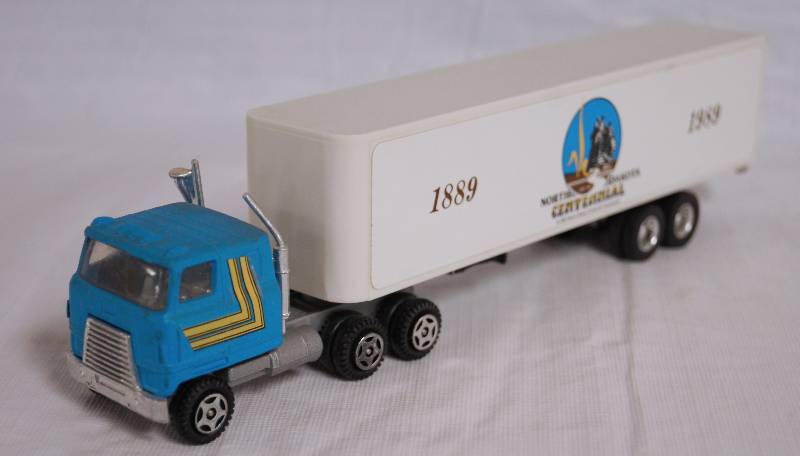 lot 4281 image: ERTL - Die Cast Replica International Semi Truck w North Dakota Trailer 1826G