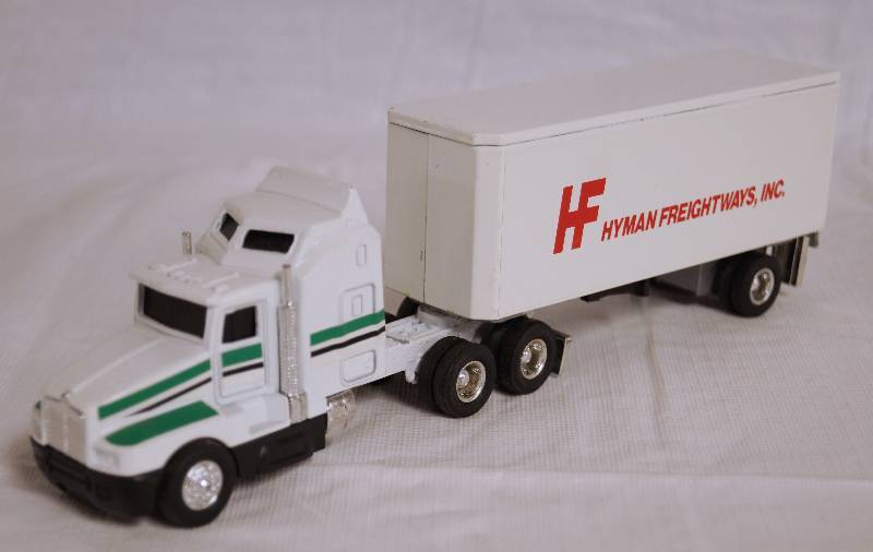 lot 4282 image: ERTL - Die Cast Replica Kenworth T600A Semi Truck Hyman w Trailer 0179G