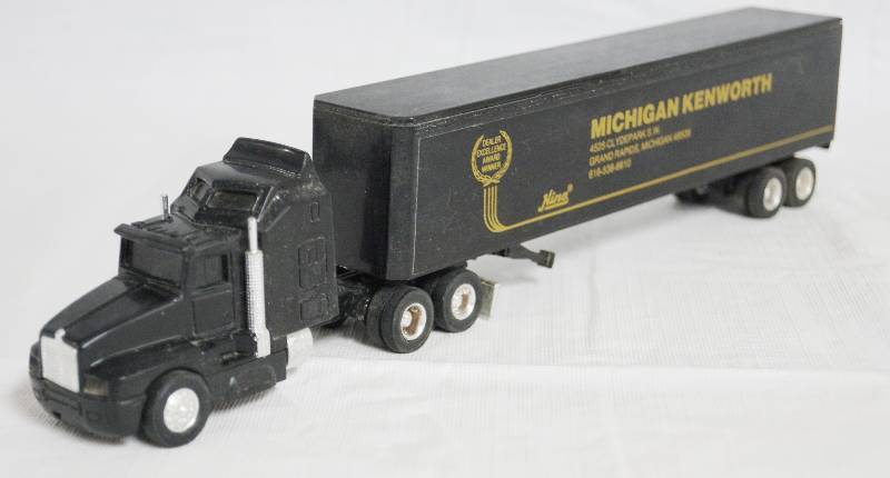 lot 4290 image: ERTL - Die Cast Replica Kenworth T600A Semi Truck w Trailer 1989G Michigan
