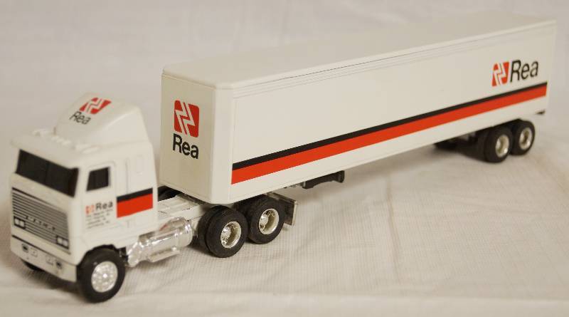 lot 4291 image: ERTL - Die Cast Replica 164 MACK Ultra-Liner wSleeper 0459G w Trailer Rea