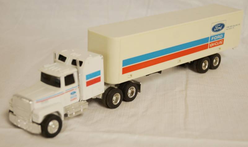 lot 4292 image: ERTL - Die Cast Replica - 164 FORD LTL-9000 wSleeper Semi Truck w FORD Trailer 2937G