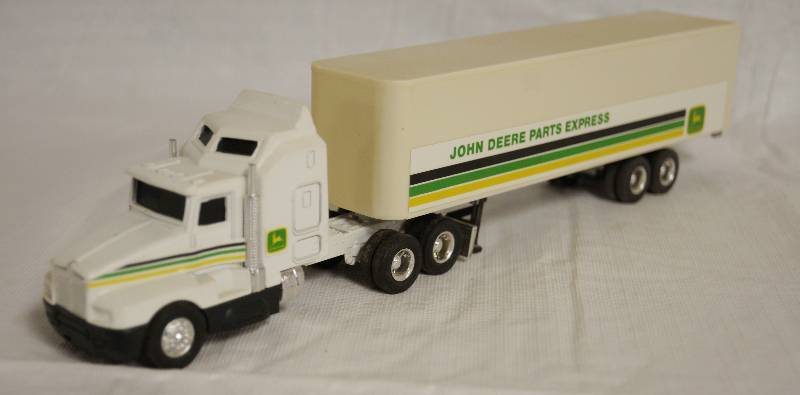 lot 4295 image: ERTL - Die Cast Replica Kenworth T600A Semi Truck w Trailer JOHN DEERE 0179G