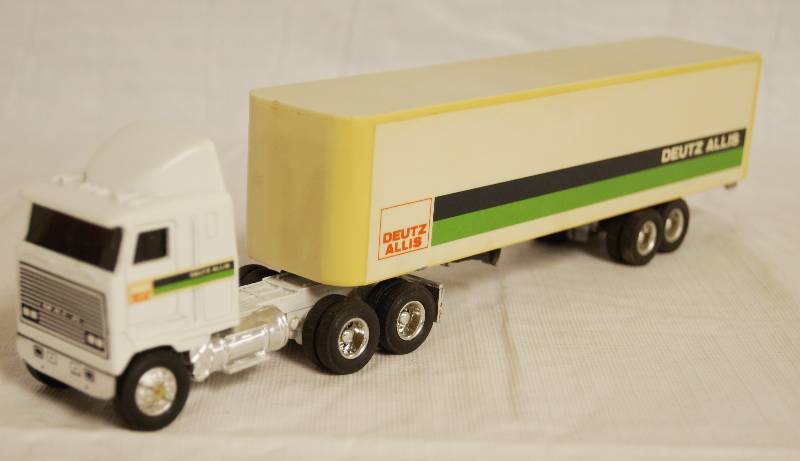 lot 4297 image: ERTL - Die Cast Replica 164 MACK Ultra-Liner wSleeper 2298G w Trailer DEUTZ ALLIS
