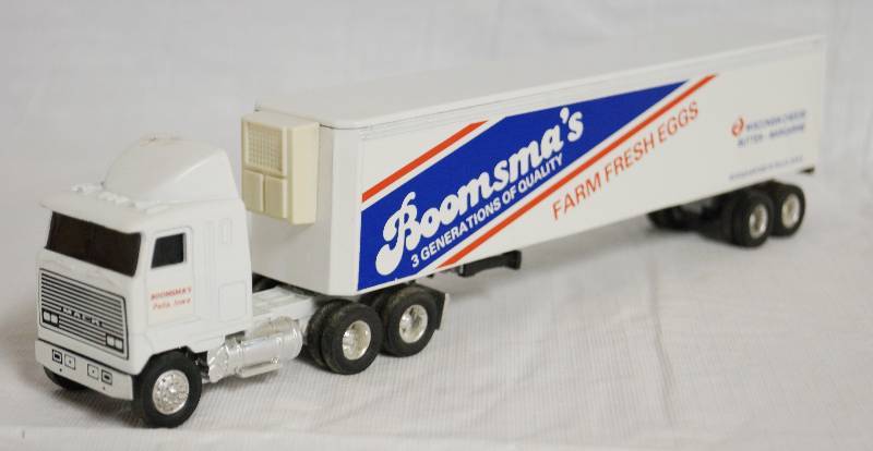 lot 4298 image: ERTL - Die Cast Replica 164 MACK Ultra-Liner wSleeper 1890G w Trailer BOOMSMAS