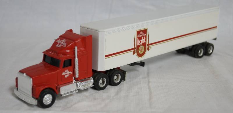 lot 4299 image: ERTL - Die Cast Replica NAVISTAR Semi Truck wTrailer Old Milwaukee Light 2450G