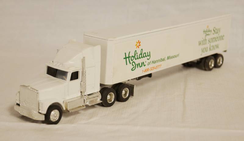 lot 4055 image: ERTL - Die Cast Replica NAVISTAR Semi Truck wTrailer Holiday Inn - Missouri 0459G